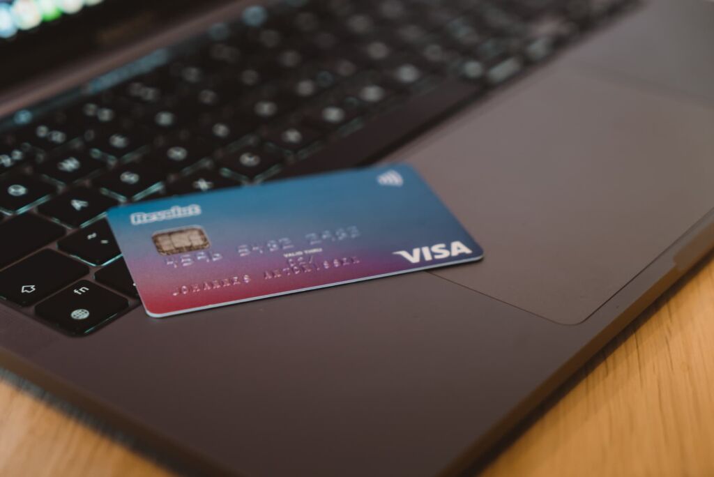 la foto di una carta di credito visa sopra un laptop