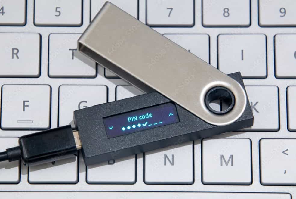 Hardware Blockchain Crypto wallet chde assomiglia ad una pen drive. Ha un pin code da inserire sullo schermo