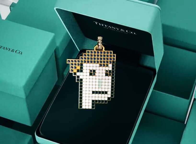 blockchain marketing: ciondolo di Tiffany in collaborazione con CryptoPunks NFT all'interno di una scatolina di Tiffany.