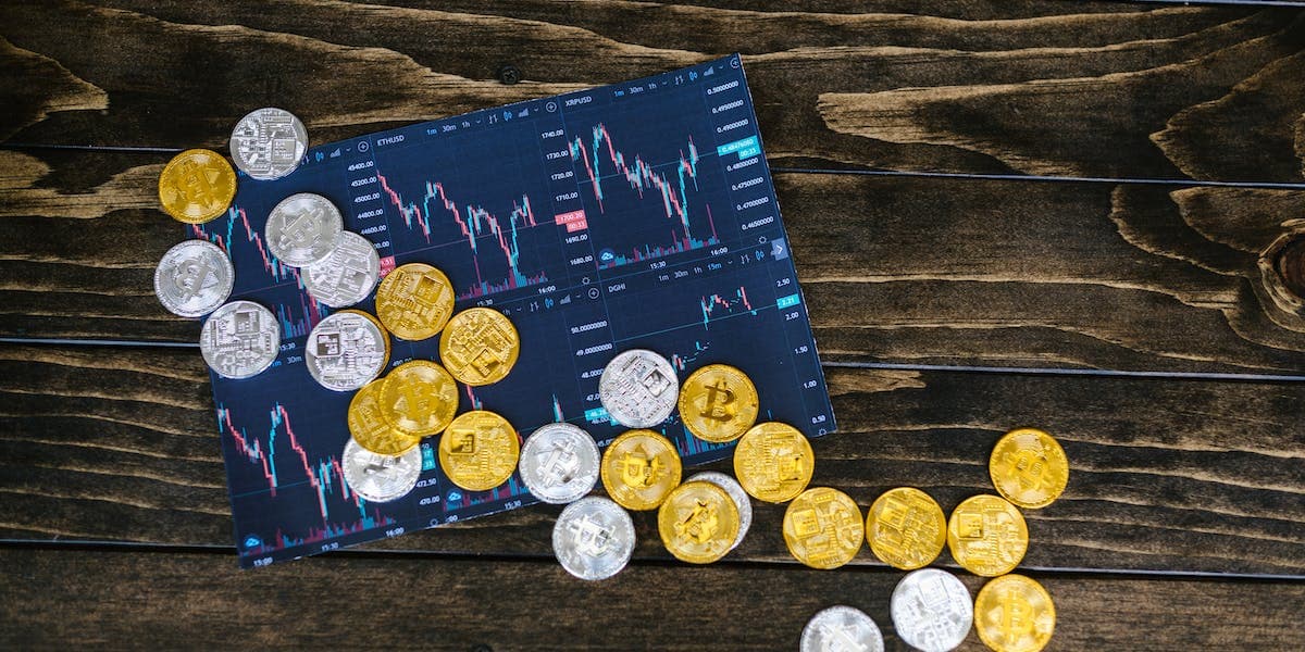 monete bitcoin sopra ad un grafico crypto